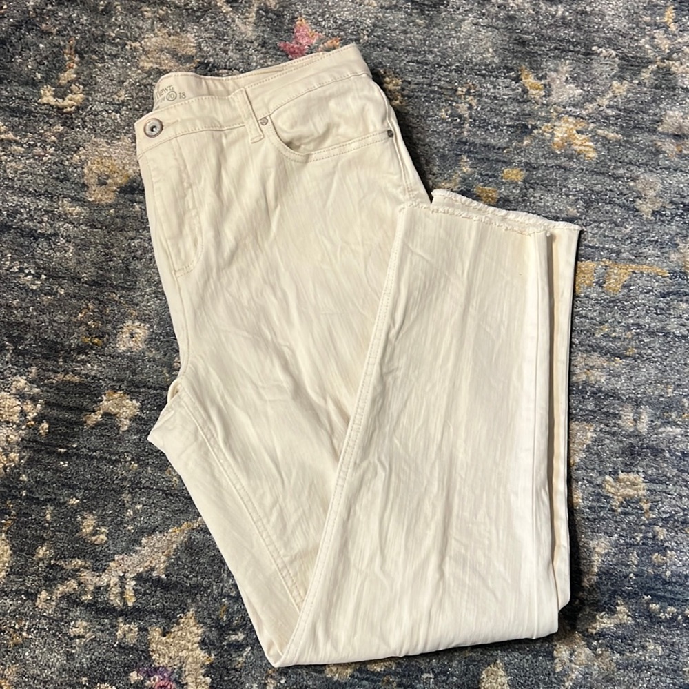 LIKE NEW cropped jeans!